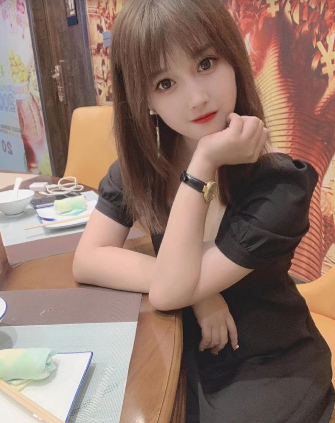 极品00后刚下道，水多B紧需调教